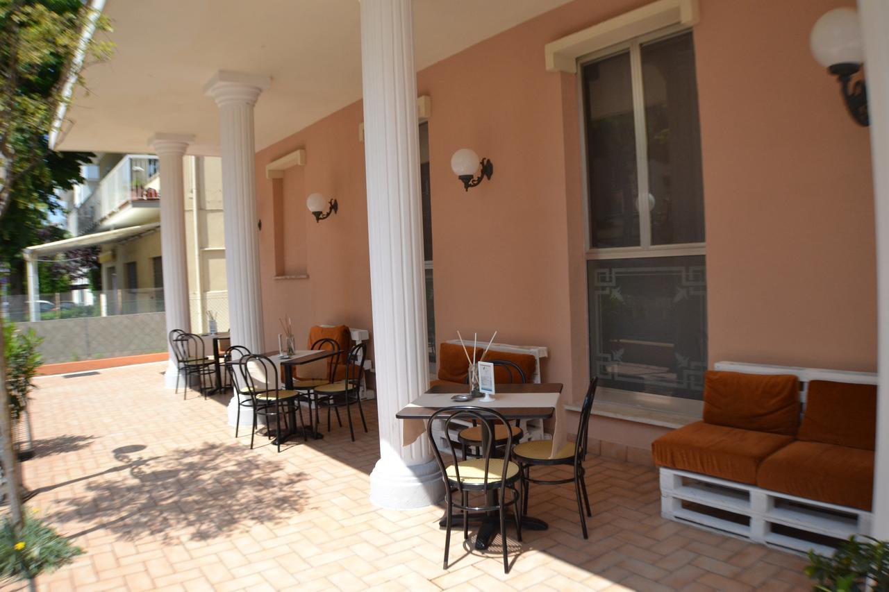 Hotel Villa Caterina Rímini Exterior foto